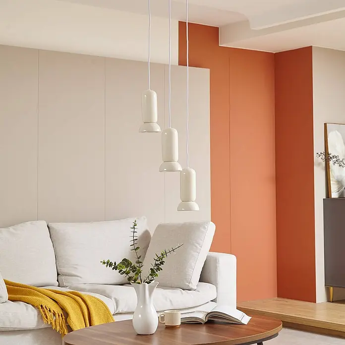Lindby Pendelleuchte Kerimi - L x B x H: 30 x 30 x 21,5 cm, weiß / opal, creme, GU10 - Drei cremefarbene zylindrische Pendelleuchten beleuchten ein modernes Wohnzimmer über Sofa und Couchtisch.