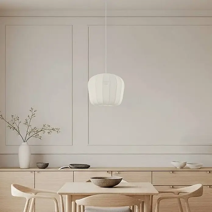 Lindby Pendelleuchte Helin - weiß / opal, weiß, E27 - Weiße, gerippte Pendelleuchte hängt über einem hellen Esstisch in einem modernen Raum.