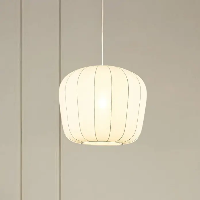 Lindby Pendelleuchte Helin - weiß / opal, weiß, E27 - Weiße, gerippte, abgerundete Pendelleuchte mit diffusem Licht, an einer weißen Schnur hängend.