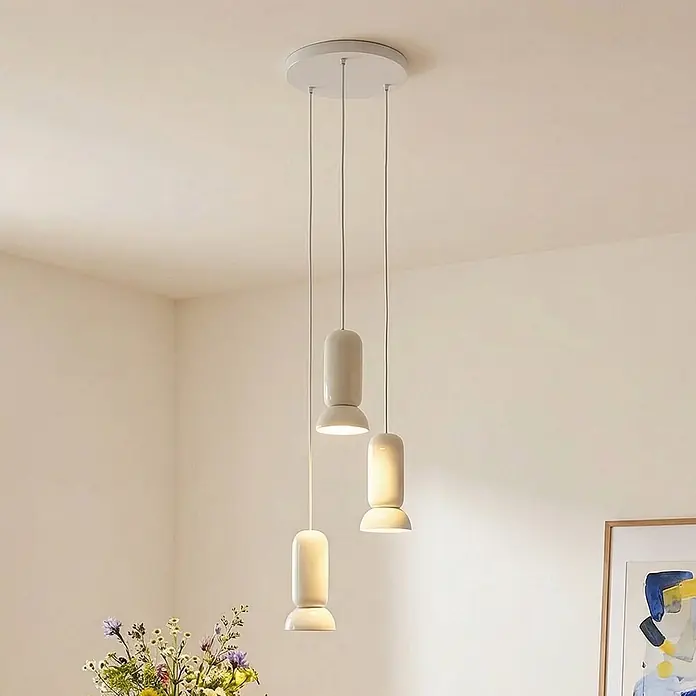 Lindby Pendelleuchte Kerimi - L x B x H: 30 x 30 x 21,5 cm, weiß / opal, creme, GU10 - Drei helle, moderne zylindrische Pendelleuchten hängen von der Decke und beleuchten den darunter liegenden Raum.