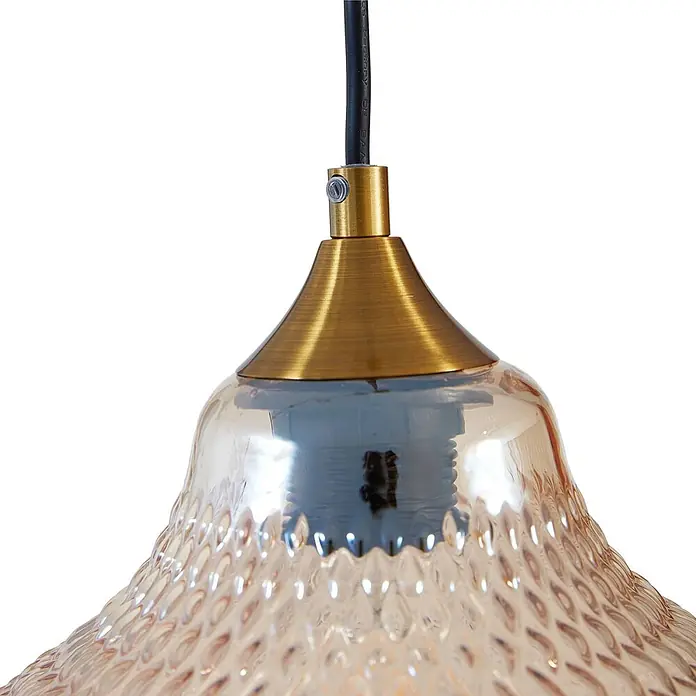 Lindby Pendelleuchte Drakar - L x B x H: 22 x 22 x 32 cm, creme / amber, amber, gold, E27 - Nahaufnahme einer Pendelleuchte mit schwarzem Kabel, messingfarbener Halterung und strukturiertem bernsteinfarbenem Glasschirm.