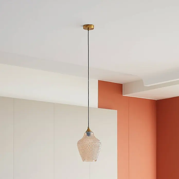 Lindby Pendelleuchte Drakar - L x B x H: 22 x 22 x 32 cm, creme / amber, amber, gold, E27 - Hängende Pendelleuchte aus strukturiertem Roséglas mit Messingdetails an der Decke.