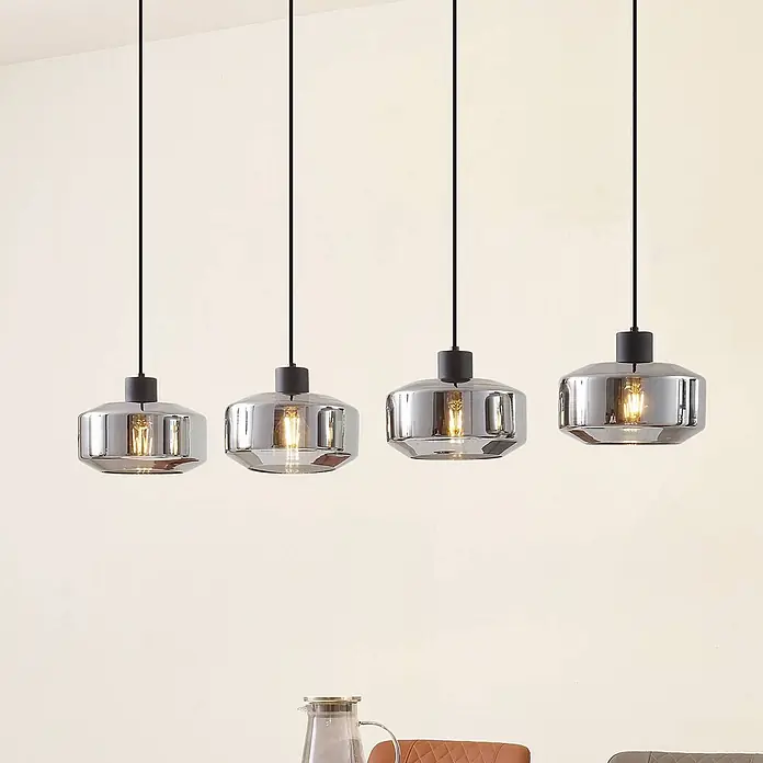 Lindby Pendelleuchte in rauchgrau transparent, schwarz matt, Hängelampe -  - Vier Pendelleuchten mit Rauchglasschirmen und schwarzen Fassungen, in einer Reihe hängend.