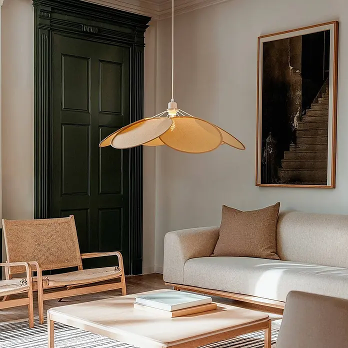 Lindby Pendelleuchte Astraia - creme / amber, creme, holz hell, E27 - Eine natürliche Hängelampe aus Geflecht mit einzigartigem Blütenblatt-Design, die ein warmes Oberlicht in einem stilvollen Wohnzimmer bietet.