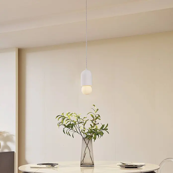 Lindby Pendelleuchte Nielson - L x B x H: 11 x 11 x 25 cm, weiß / opal, weiß, E27 - Weiße, kapselartige Pendelleuchte mit kugelförmiger Glühbirne, beleuchtet einen modernen Essbereich.