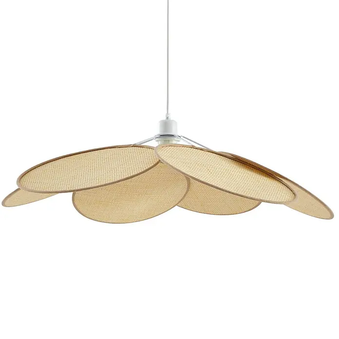 Lindby Pendelleuchte Astraia - creme / amber, creme, holz hell, E27 - Hängelampe mit natürlichem Korbgeflecht-Schirm aus überlappenden hellbeigen Blütenblättern, an weißer Schnur hängend.