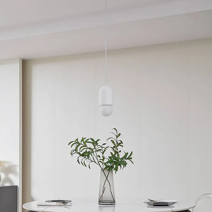 Lindby Pendelleuchte Nielson - L x B x H: 11 x 11 x 25 cm, weiß / opal, weiß, E27 - Weiße moderne Pendelleuchte mit zylindrischer Form und kugelförmiger Basis, die einen Esstisch beleuchtet.