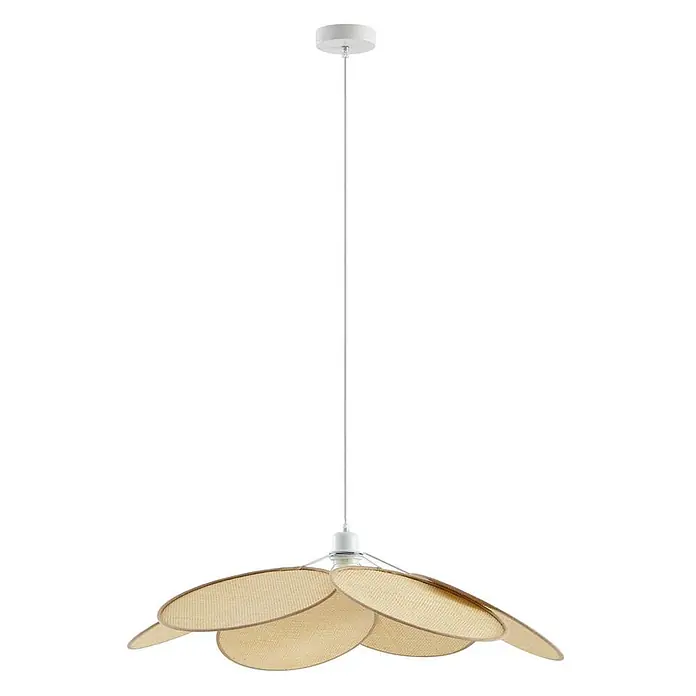 Lindby Pendelleuchte Astraia - creme / amber, creme, holz hell, E27 - Weiße Pendelleuchte mit einem Schirm aus mehreren überlappenden, ovalen Elementen aus naturfarbenem Rattangeflecht, blütenförmig angeordnet.