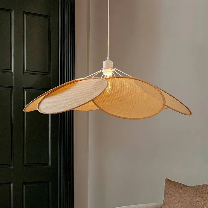 Lindby Pendelleuchte Astraia - creme / amber, creme, holz hell, E27 - Blumenförmige Pendelleuchte mit hellbeigen gewebten Paneelen, von der Decke hängend.