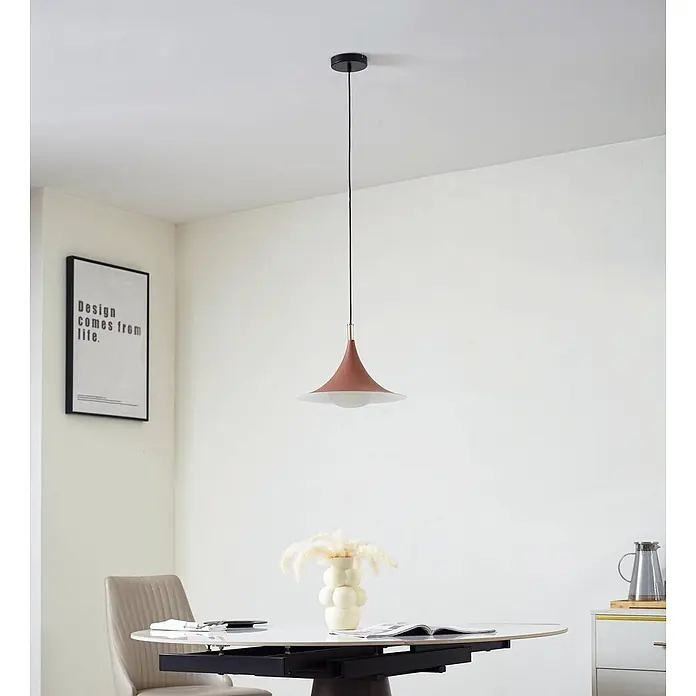 Lindby Pendelleuchte Jarl - L x B x H: 35 x 35 x 23 cm, braun / rost, braun, G9 - Pendelleuchte aus terrakottafarbenem Metall mit weißem Glasdiffusor, über einem Tisch hängend.