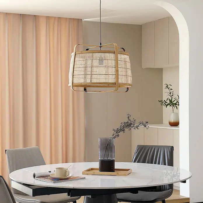 Lindby Pendelleuchte Liriana - L x B x H: 45 x 45 x 35 cm, Holz hell, holz hell, Schwarz, E27 - Hängelampe aus Rattan und Bambus über einem Esstisch aus weißem Marmor in einem modernen Esszimmer.