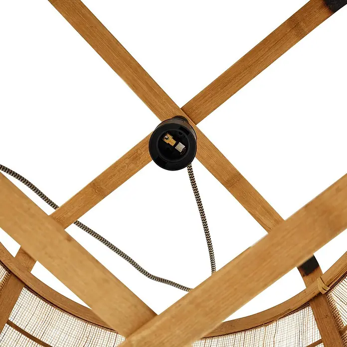Lindby Pendelleuchte Liriana - L x B x H: 45 x 45 x 35 cm, Holz hell, holz hell, Schwarz, E27 - Innenansicht eines Lampenschirms mit schwarzer Fassung, geflochtenem Kabel und natürlichem Bambusrahmen.