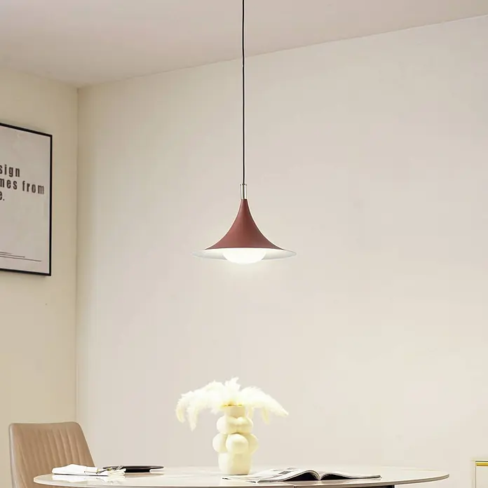 Lindby Pendelleuchte Jarl - L x B x H: 35 x 35 x 23 cm, braun / rost, braun, G9 - Eine terrakottafarbene Pendelleuchte mit weißem Diffusor hängt über einem Esstisch und zeigt ein schlankes, minimalistisches Design.