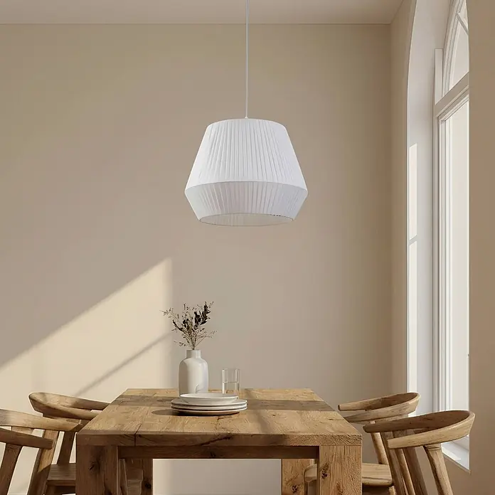 Lindby Pendelleuchte Vitore - L x B x H: 40 x 40 x 40 cm, weiß / opal, weiß, E27 - Weiße Plissee-Pendelleuchte hängt über einem Esstisch.