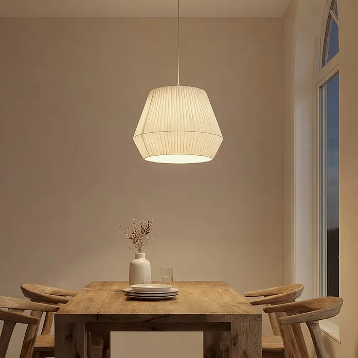Lindby Pendelleuchte Vitore - L x B x H: 40 x 40 x 40 cm, weiß / opal, weiß, E27 - Helle plissierte Pendelleuchte über einem Holzesstisch.