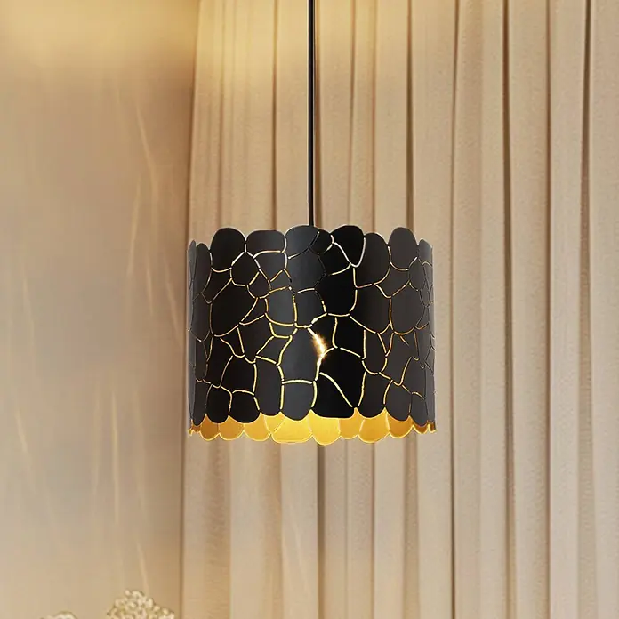 Lindby Pendelleuchte Aralena - L x B x H: 26 x 26 x 20 cm, schwarz, Schwarz, gold, E27 - Schwarz-goldene Pendelleuchte mit unregelmäßigem Ausschnittmuster, vor hellem Vorhang hängend.