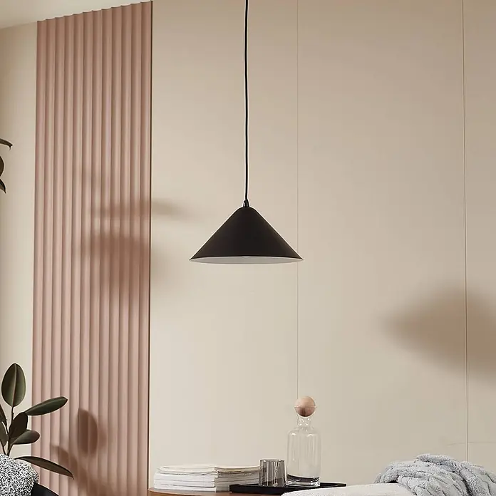 Lindby Pendelleuchte Clarine - L x B x H: 33 x 33 x 16 cm, schwarz, Schwarz, E27 - Schwarze konische Pendelleuchte in einem modernen Raum mit einer rosafarbenen Akzentwand.
