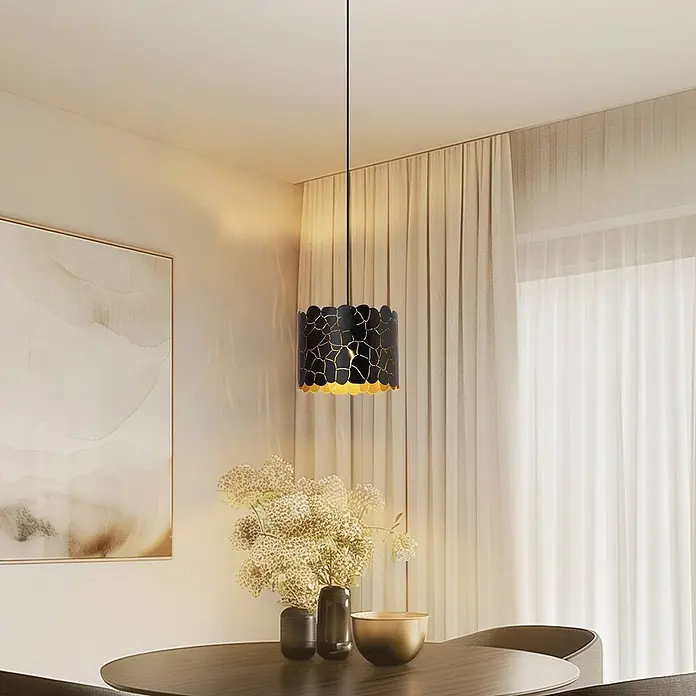 Lindby Pendelleuchte Aralena - L x B x H: 26 x 26 x 20 cm, schwarz, Schwarz, gold, E27 - Schwarz-goldene Hängelampe mit Rissmuster über einem Esstisch in einem modernen Raum.