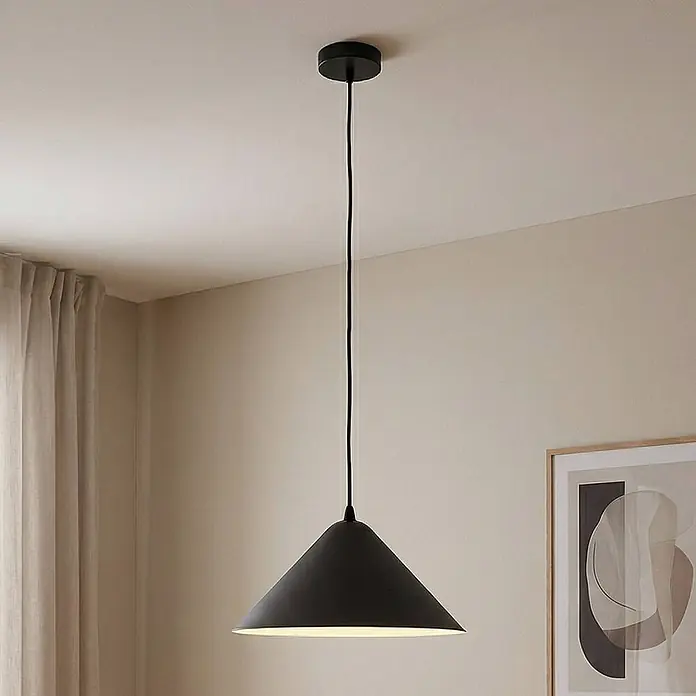 Lindby Pendelleuchte Clarine - L x B x H: 33 x 33 x 16 cm, schwarz, Schwarz, E27 - Schwarze konische Pendelleuchte hängt von der Decke in einem Raum.