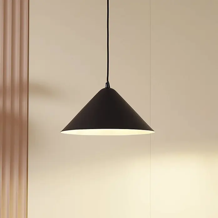 Lindby Pendelleuchte Clarine - L x B x H: 33 x 33 x 16 cm, schwarz, Schwarz, E27 - Schwarze konische Pendelleuchte, strahlt warmes Licht nach unten.