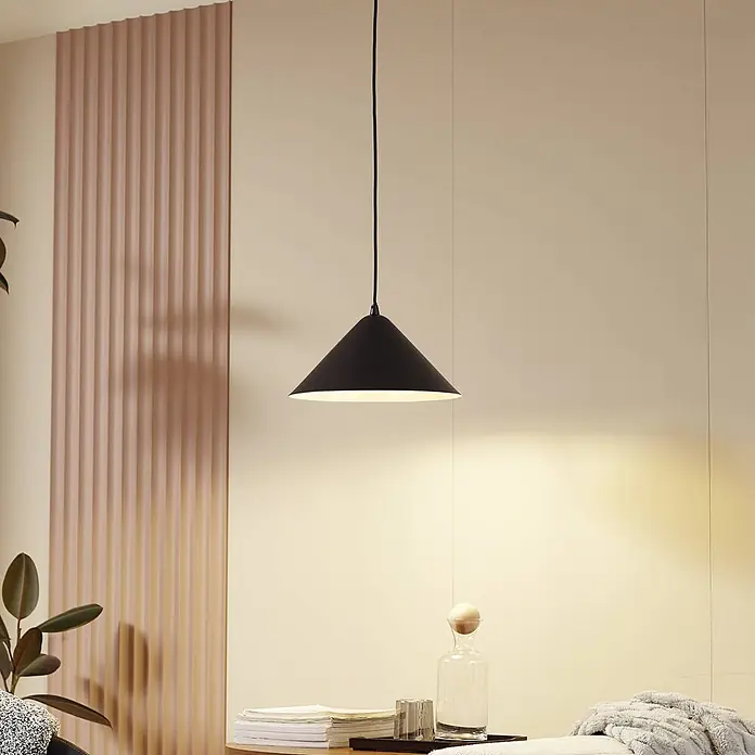 Lindby Pendelleuchte Clarine - L x B x H: 33 x 33 x 16 cm, schwarz, Schwarz, E27 - Schwarze, kegelförmige Pendelleuchte spendet warmes Licht, hängt in einem modernen Raum.