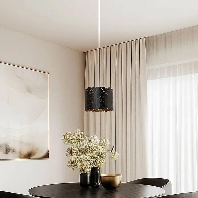 Lindby Pendelleuchte Aralena - L x B x H: 26 x 26 x 20 cm, schwarz, Schwarz, gold, E27 - Schwarze Pendelleuchte mit goldener Rissmusterung und Wellenrand, hängt über einem dunklen Esstisch.