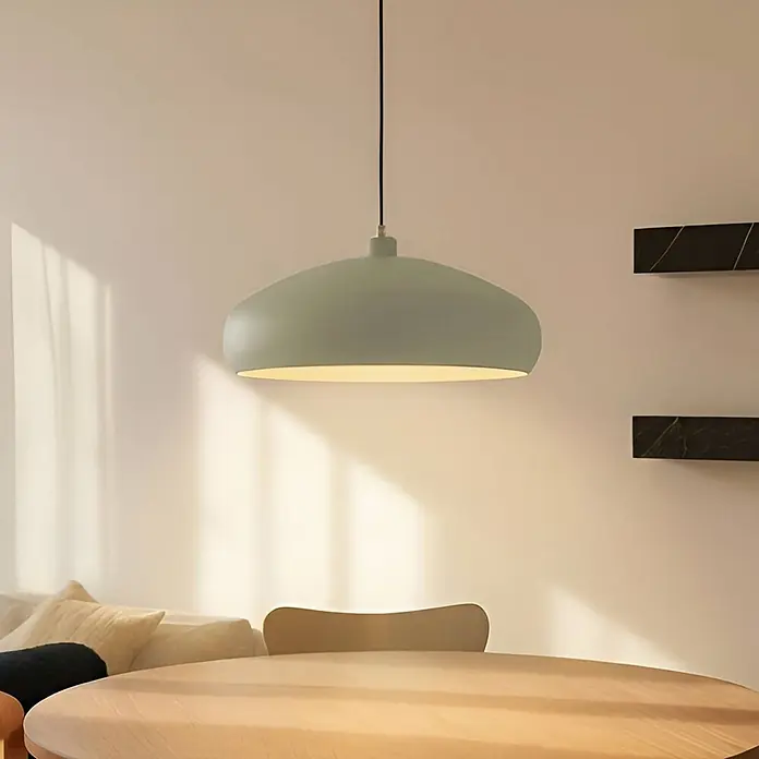 Lindby Pendelleuchte Elover - grün, hellGrün, E27 - Matte salbeigrüne kuppelförmige Pendelleuchte, die einen Holztisch in einem minimalistischen Essbereich beleuchtet.