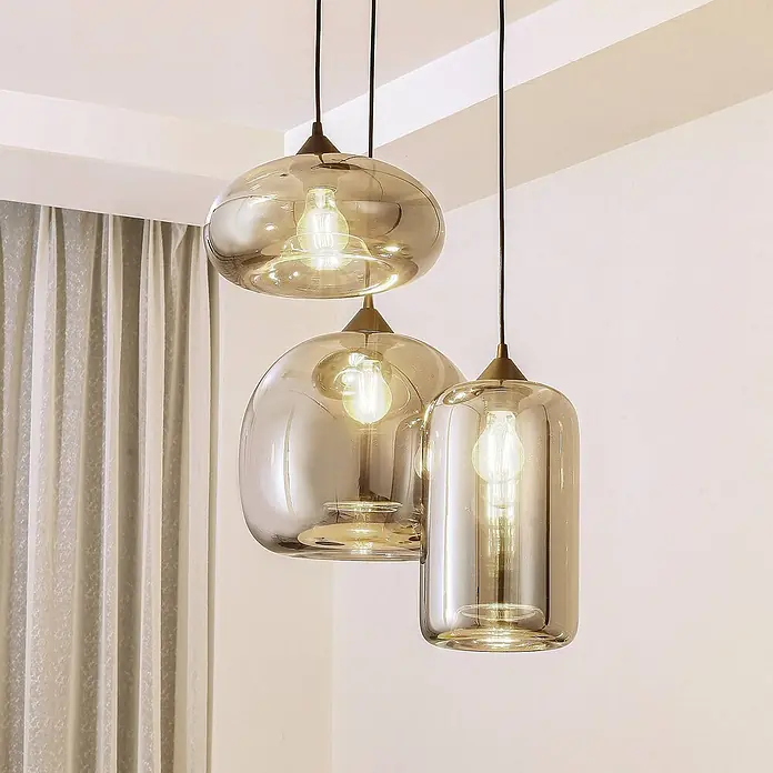 Lindby Pendelleuchte Marla - L x B x H: 50 x 50 x 30 cm, schwarz, Schwarz, rauchgrau, E27 - Drei moderne Pendelleuchten mit unterschiedlich geformten Rauchglas-Schirmen in Amberfarbe, elegant von der Decke hängend.