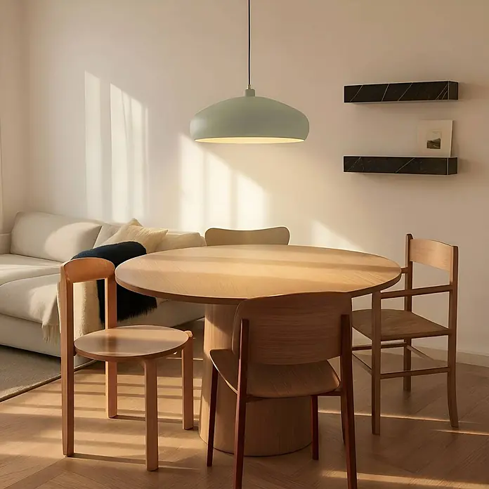 Lindby Pendelleuchte Elover - grün, hellGrün, E27 - Hellgrüne Pendelleuchte beleuchtet einen runden Holzesstisch in einem modernen Esszimmer.