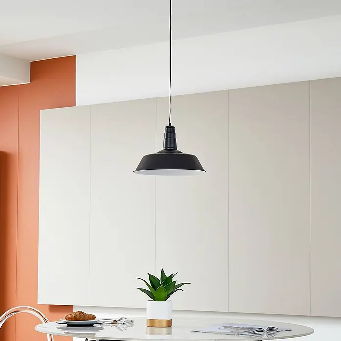 Lindby Pendelleuchte Laylan - schwarz, Schwarz, weiß, E27 - Schwarze Pendelleuchte aus Metall über einem Tisch in einem modernen Interieur.