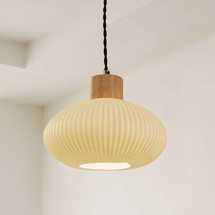 Lindby Pendelleuchte Paulie - weiß / opal, weiß, E27 - Gerippte cremefarbene Pendelleuchte mit Naturholz und geflochtener schwarzer Kordel, von der Decke hängend.