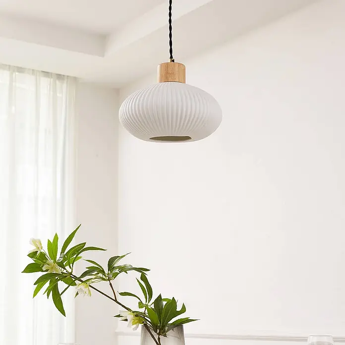 Lindby Pendelleuchte Paulie - weiß / opal, weiß, E27 - Weiße gerippte ovale Pendelleuchte mit Holzaufsatz, hängt im Raum von der Decke.