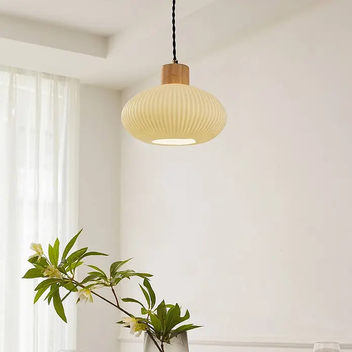 Lindby Pendelleuchte Paulie - weiß / opal, weiß, E27 - Blassgelbe gerippte Keramik-Pendelleuchte mit Holzaufsatz und schwarzem Kabel, beleuchtet.