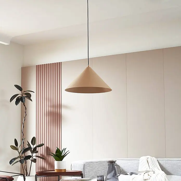 Lindby Pendelleuchte in beige, Hängelampe -  - Beigefarbene konische Pendelleuchte hängt in einem modernen Wohnzimmer von der Decke.
