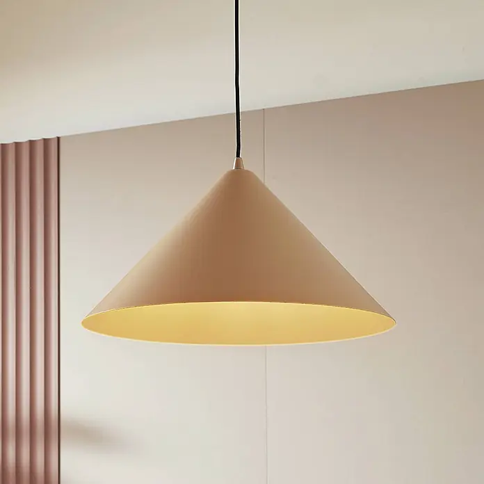Lindby Pendelleuchte in beige, Hängelampe -  - Beige kegelförmige Pendelleuchte an schwarzem Kabel, wirft warmes gelbes Licht nach unten.