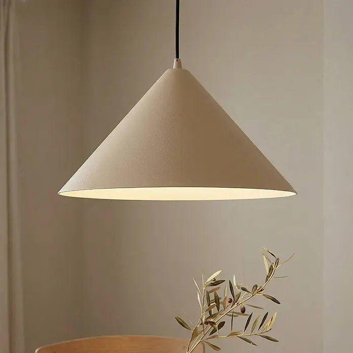 Lindby Pendelleuchte in beige, Hängelampe -  - Matte beigefarbene konische Pendelleuchte, über einem Tisch hängend, spendet sanftes Licht.