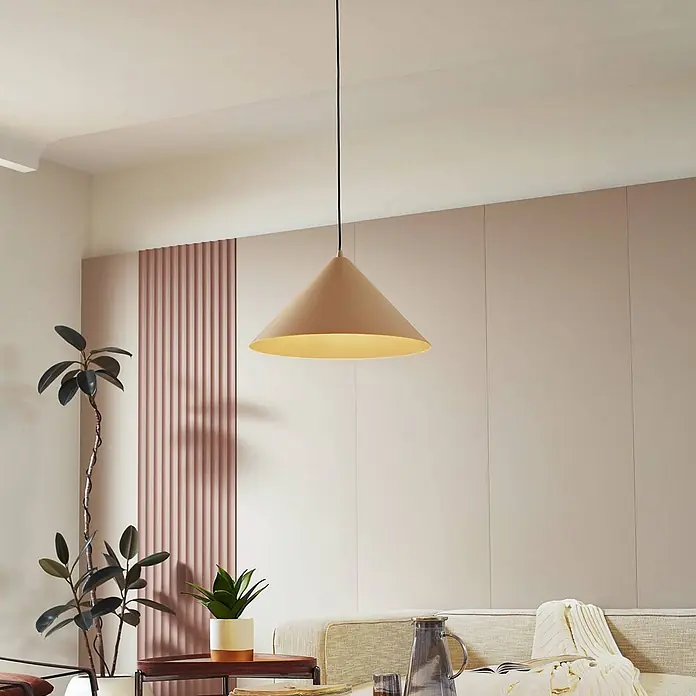 Lindby Pendelleuchte in beige, Hängelampe -  - Beigefarbene, kegelförmige Pendelleuchte hängt von der Decke und beleuchtet einen modernen Wohnraum.