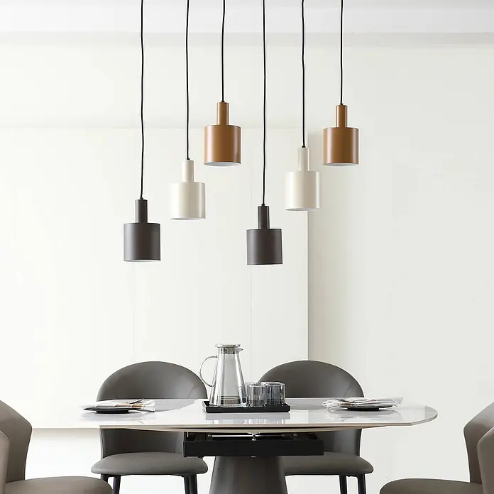 Lindby Pendelleuchte Ovelia - L x B x H: 84 x 32 x 150 cm, braun / rost, dunkelbraun, kaffeebraun, beige, E27 - Sechs moderne Pendelleuchten in abwechselnd Dunkelbraun, Creme und Karamellfarben über einem Esstisch.