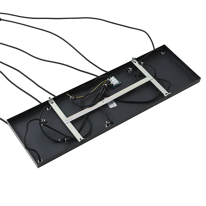 Lindby Pendelleuchte Ovelia - L x B x H: 84 x 32 x 150 cm, braun / rost, dunkelbraun, kaffeebraun, beige, E27 - Unterseite einer rechteckigen schwarzen Metall-Deckenplatte für Leuchten mit Verkabelung, Klemmenblock und Montagehalterung.