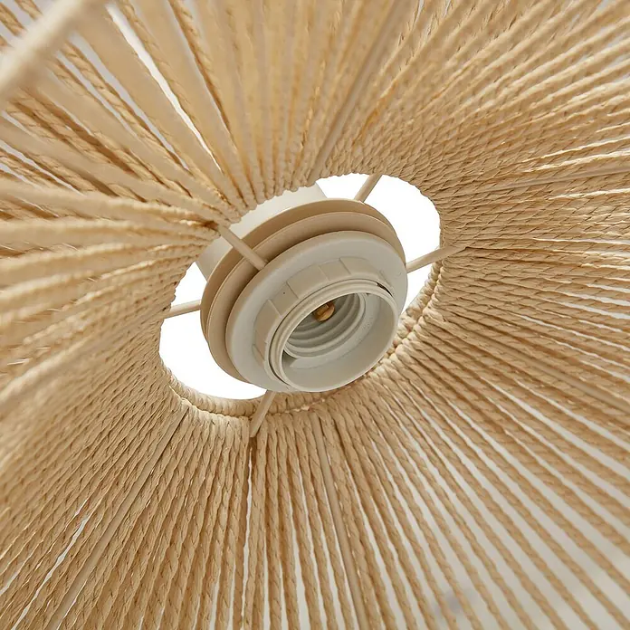 Lindby Pendelleuchte Valdorin - creme / amber, beige, E27 - Innenansicht eines natürlichen geflochtenen Lampenschirms mit cremefarbener Glühbirnenfassung.