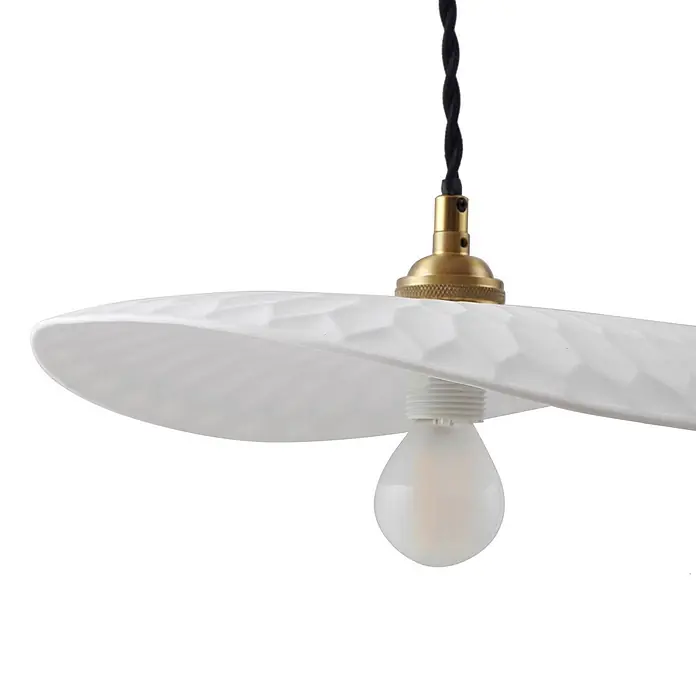 Lindby Pendelleuchte Annira - weiß / opal, weiß, messing, E14 - Weiße, strukturierte Pendelleuchte mit Messingfassung und matter Glühbirne.