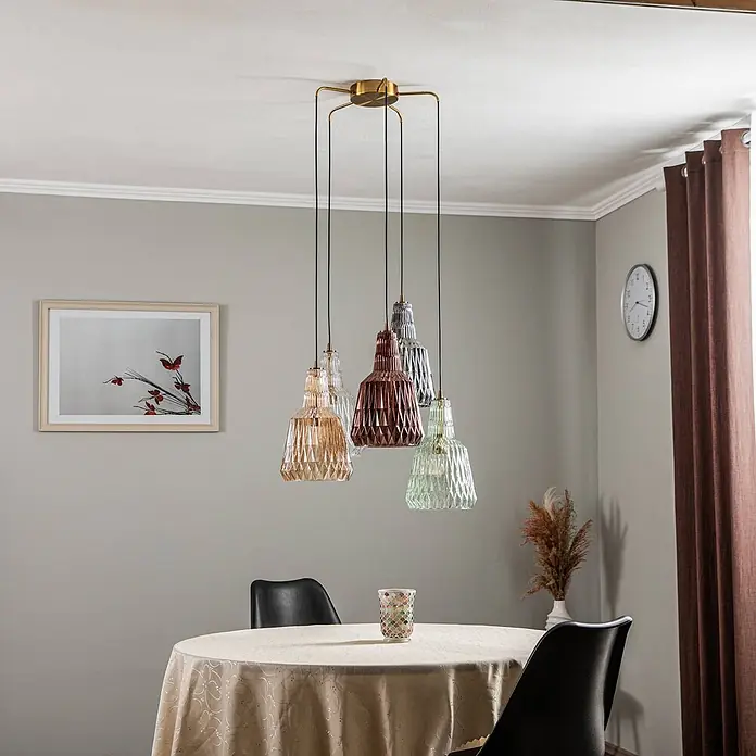 Lindby Pendelleuchte Belarion - L x B x H: 65 x 65 x 35 cm, Multicolour, bernstein, rauchgrau, hellGrün, transparent, Kupfer, E27 - Fünfflammige Pendelleuchte mit glockenförmigen, facettierten Glasschirmen in Amber, Klar, Roségold, Silber und Mintgrün, über einem Esstisch.