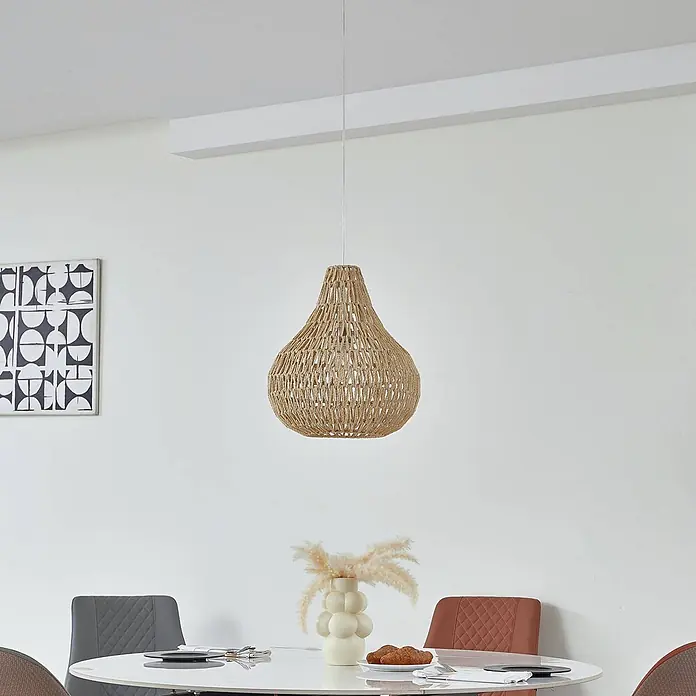 Lindby Pendelleuchte Miryam - Holz hell, hanfseil natur, E27 - Birnenförmige Hängelampe aus Naturgeflecht in Beige, über einem Esstisch hängend.