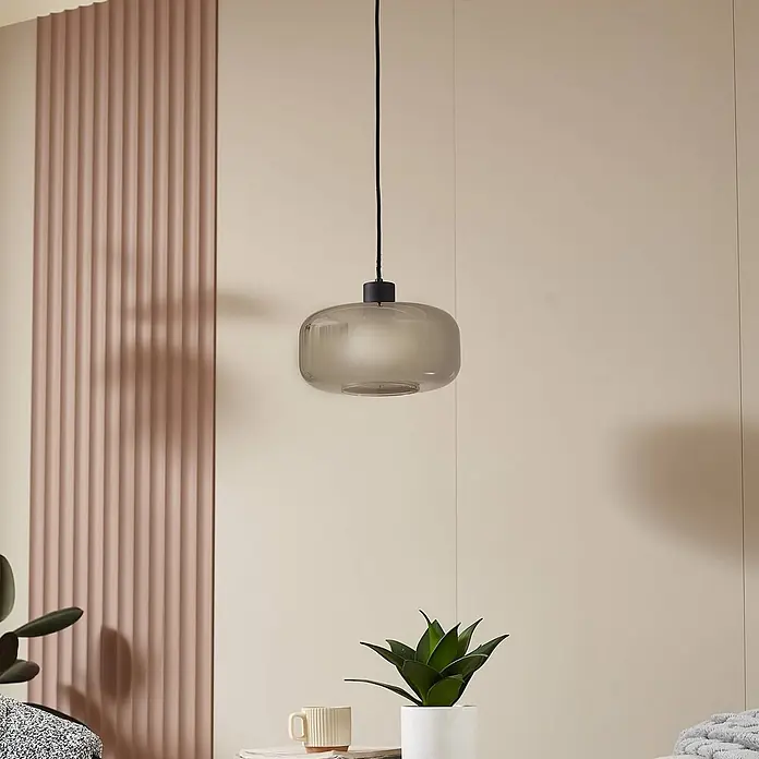 Lindby Pendelleuchte Hildur - L x B x H: 28,5 x 28,5 x 14,5 cm, alu / grau / zink, rauchgrau, sandSchwarz, E27 - Rauchgraue Glas-Pendelleuchte, in modernem Raum hängend.