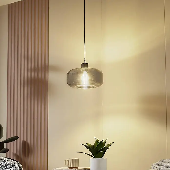 Lindby Pendelleuchte Hildur - L x B x H: 28,5 x 28,5 x 14,5 cm, alu / grau / zink, rauchgrau, sandSchwarz, E27 - Runde Pendelleuchte aus Rauchglas, hängend und einen modernen Innenraum beleuchtend.