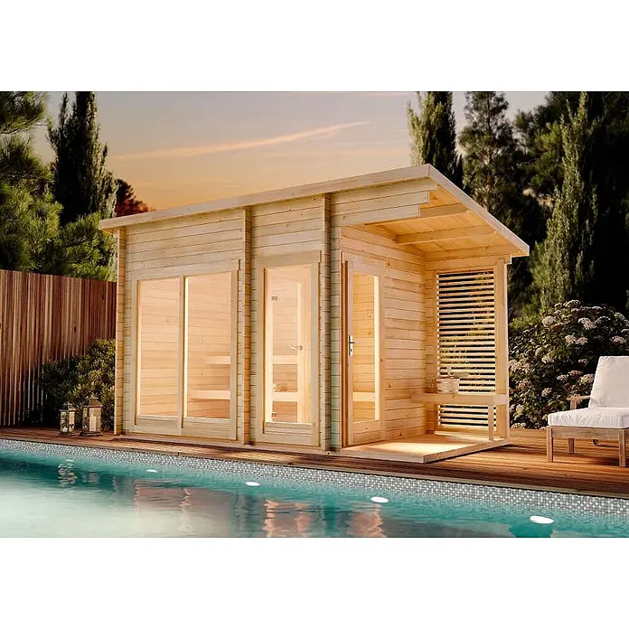 FinnTherm Saunahaus Lizzy M 40mm Wandstärke -  - Gartensauna aus hellem Holz mit Glastüren und überdachter Veranda, an einem Pooldeck gelegen.