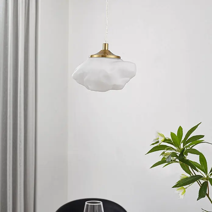 Lindby Pendelleuchte Piatra - L x B x H: 15,5 x 15,5 x 8,5 cm, weiß / opal, weiß, messing, G9 - Weiße wolkenförmige Pendelleuchte aus Glas mit Messingfassung, hängt von der Decke.