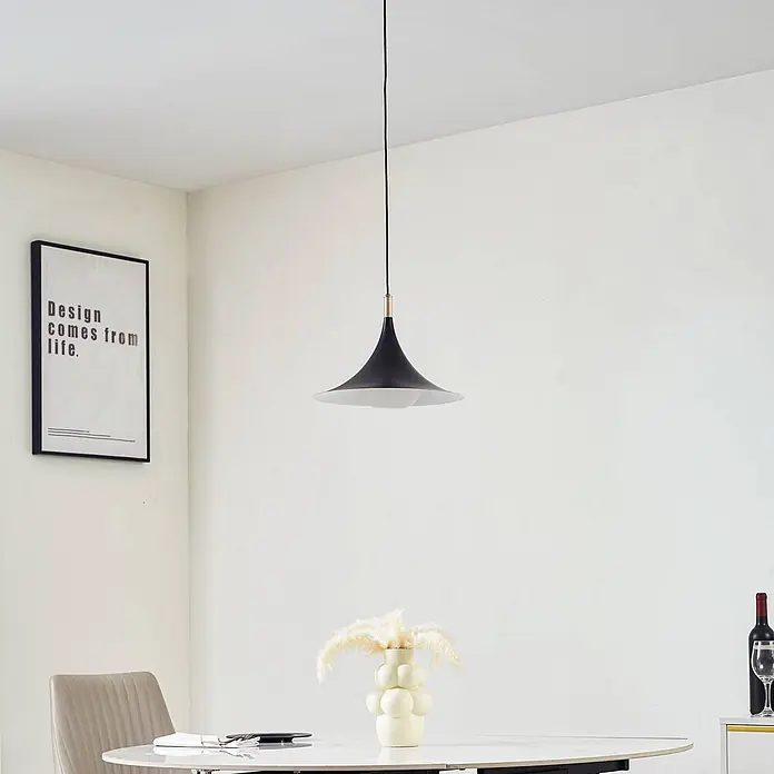 Lindby Pendelleuchte Jarl - L x B x H: 35 x 35 x 23 cm, schwarz, Schwarz, G9 - Schwarze glockenförmige Pendelleuchte mit goldfarbenem Akzent und weißem Diffusor, über einem Esstisch.