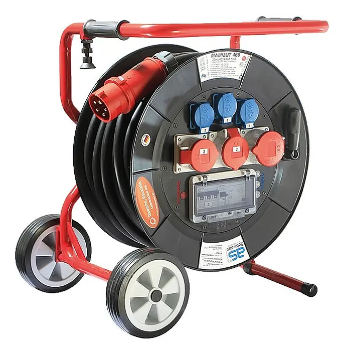 as-schwabe Kabeltrommel H07RN-F 5G6 - Kunststoff, 30 m, H07RN-F, IP44 - Schwarze Industrie-Kabeltrommel mit rotem Rahmen, Rollen, verschiedenen Steckdosen und Sicherungskasten.