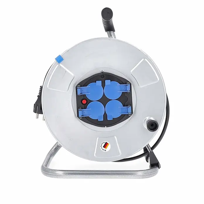as - Schwabe Metallkabeltrommel 50m H05VV-F 3G1,5 IP20 -  - Silberne Kabeltrommel mit vier blauen Schutzkontaktsteckdosen und rotem Netzschalter, auf Metallständer.